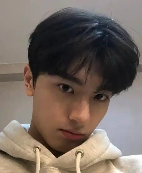 林一上公开课被偷拍,校花坐旁边颜值配一脸,宛如偶像剧男女主_图片