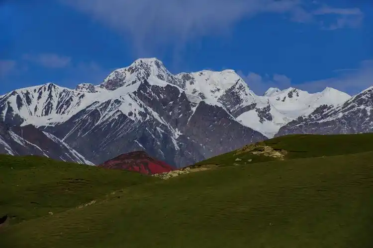 阿克苏(别名:姑墨,白水城)地处新疆中部,天山山脉中段南麓,塔里木