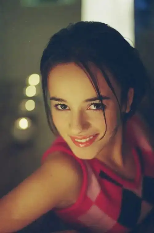 法国小天后艾莉婕天使的面孔魔鬼的身材完美的化身