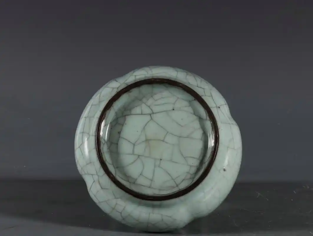 南宋官窑粉青釉瓜棱贯耳瓶 高16.5口径3.3底径8.3公分