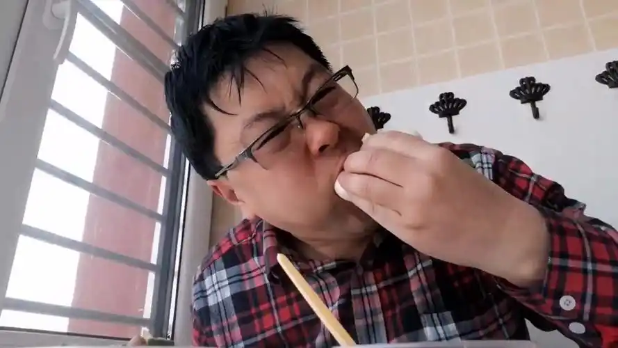 王二胖吃网红小吃,原本能吃一斤饺子的他,吃了两个包子就吃不下去