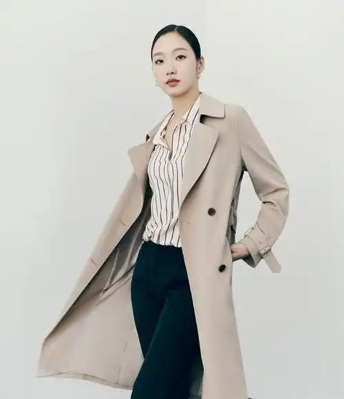 金高银真敢穿,蓝色衬衫加黄色长裤,棕色毛绒大衣更显潇洒霸气