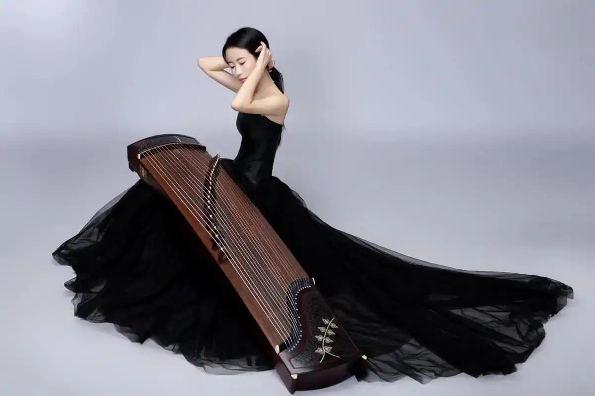 古筝写真|吾与爱筝 来一组黑色系与我爱筝的合影 喜欢的小红薯也可以