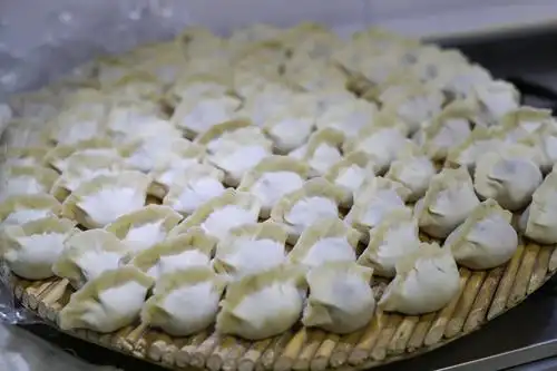 莲藕猪肉水饺肚大皮薄,咬一口下去软糯又脆生,汤汁丰富十分美味