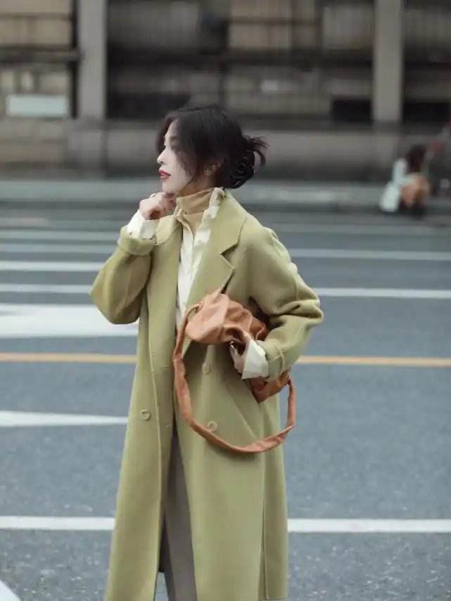 秋天怎么穿出又飒又美的造型牛油果色毛呢大衣搭西装裤超洋气