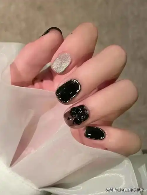 今年最流行的美甲图片(收藏过万的新年美甲)