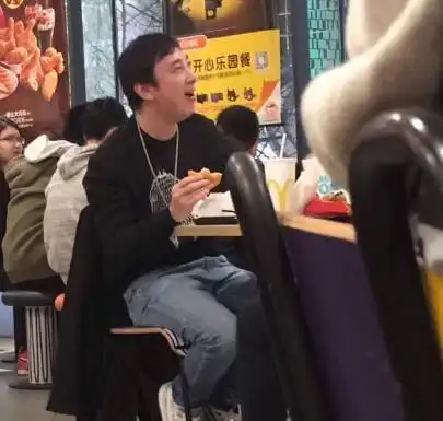 王思聪快餐店吃汉堡开怀大笑被称像个树懒