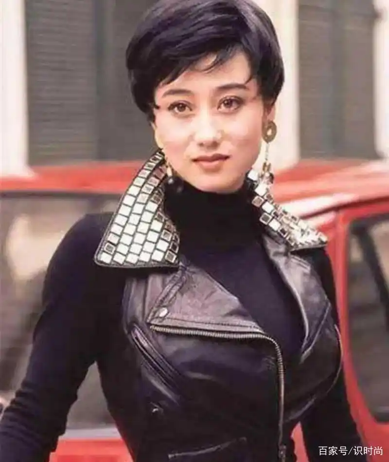 利智年轻时照片曝光,连衣裙配卷发宛如天仙,不愧是"最美亚姐"