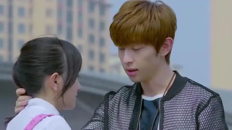 待嫁老爸:邓伦和高中女生约会,校门口拥抱,被同学看到误会!