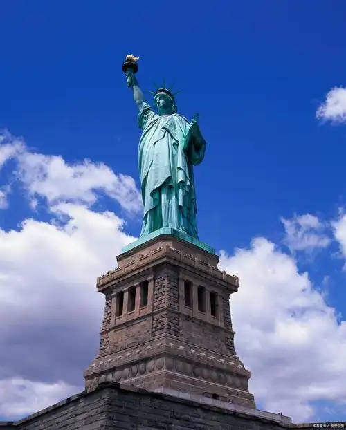 自由女神像,这座矗立在纽约港的标志性建筑,已经成为美国和自由的象征