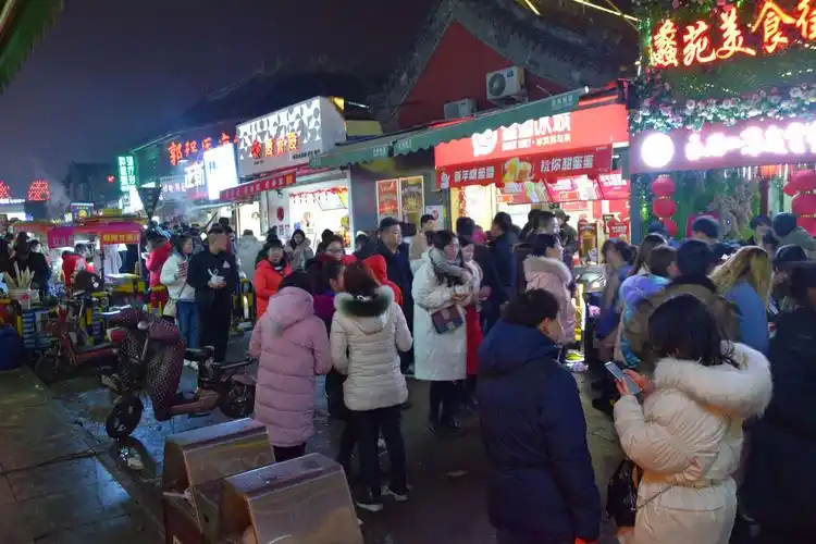 南阳府衙小吃一条街夜市媲美开封鼓楼夜市