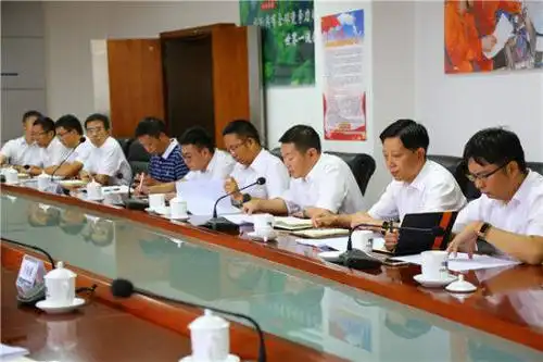 陆良供电局局长徐飞作上半年工作汇报