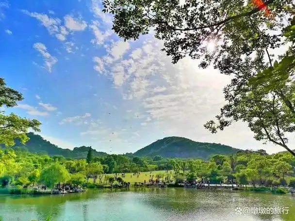 在江南的烟雨中,镇江南山风景区宛如一幅美丽的水墨画,吸引了无数游客