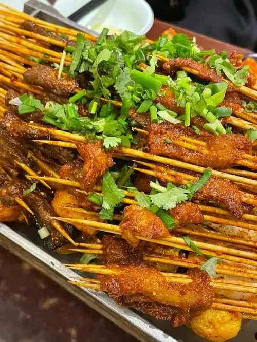 我们三个人买了个四人餐  包括 泡椒兔 酥肉 凉拌鲫鱼 吃得很胀了 都