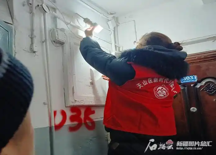 乌鲁木齐居民楼道300多个灯泡要更换志愿者们出手了