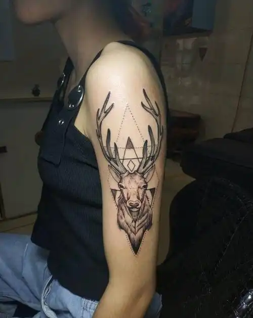 鹿头纹身图片_手臂点刺几何纹身图案