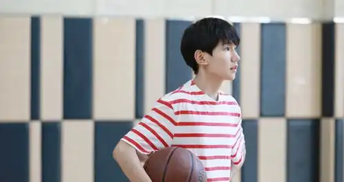 王源篮球场运动写真活力满满