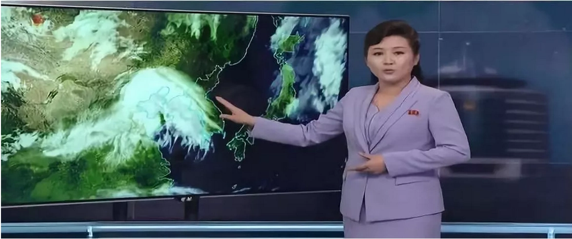 这与之前播报天气的时候,主持人坐读预报的方式截然不同.