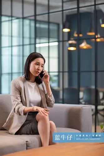 商务女士使用手机打电话