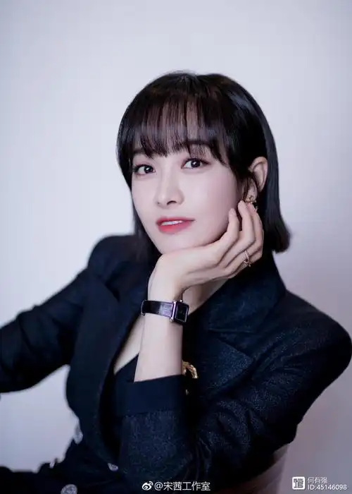 30岁的宋茜就是会穿波波头发型搭配休闲穿个性十足气场全开