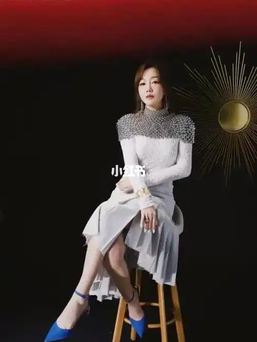 实力派演员薛佳凝身穿克莱因蓝几何高跟鞋