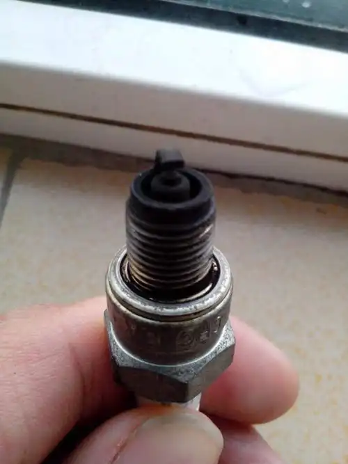 这个火花塞的颜色正常吗?摩托车的混合比是否正常?