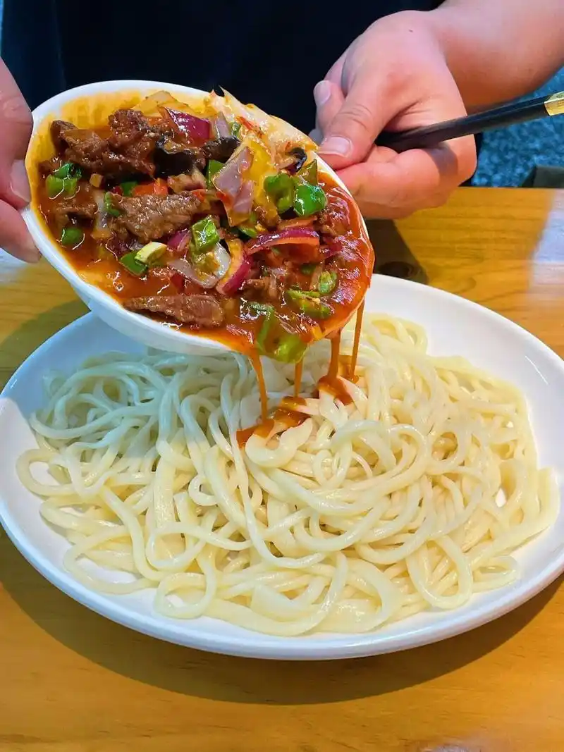 偶遇正宗新疆拌面 饿了,但不知道吃什么.
