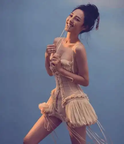 而白百何被媒体拍到在泰国泳池边"一指禅"的事是在2017年4月12日,虽然