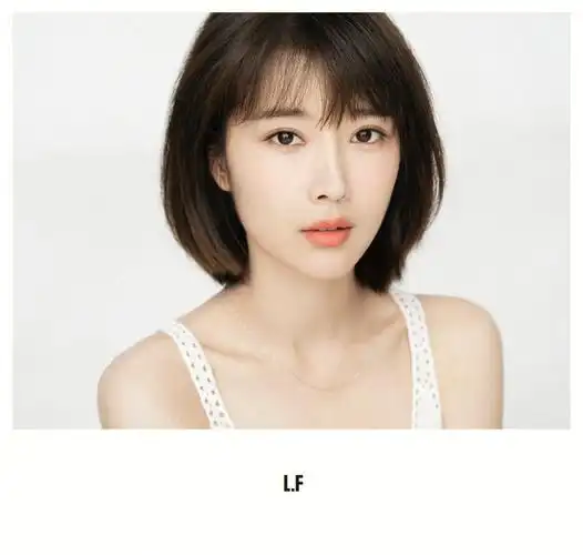 演员奚望的见组照