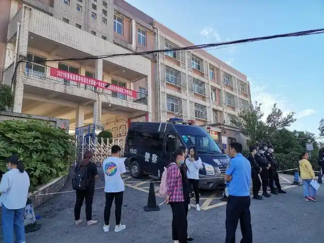 6月7日7点44分,开阳二中考点,考生等待进入考场  张欣 摄县政府成立