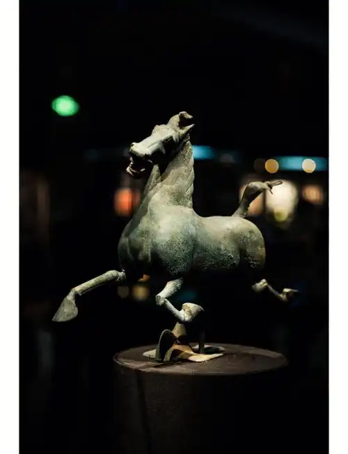 是东汉时期的青铜器,被誉为国宝级文物,也是