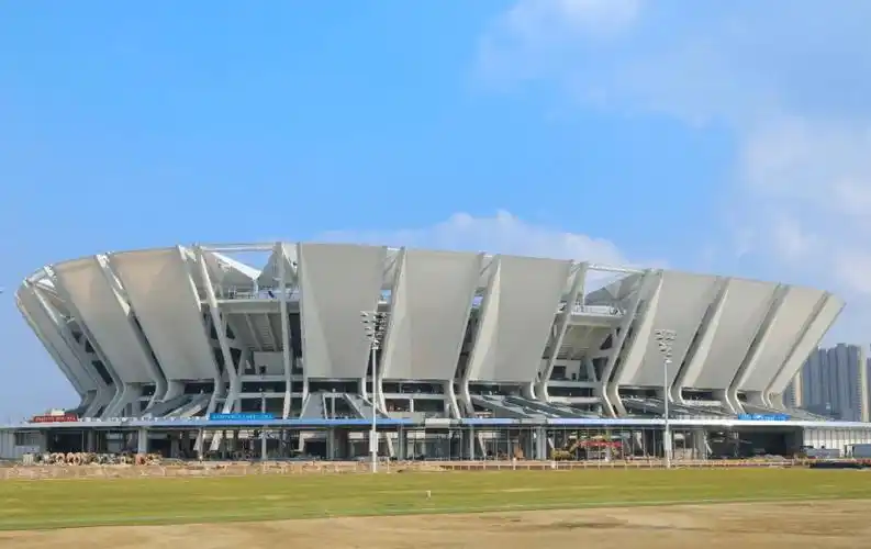 昆山专业足球场最新进展,"折扇"造型显露_实景图_建筑_体系