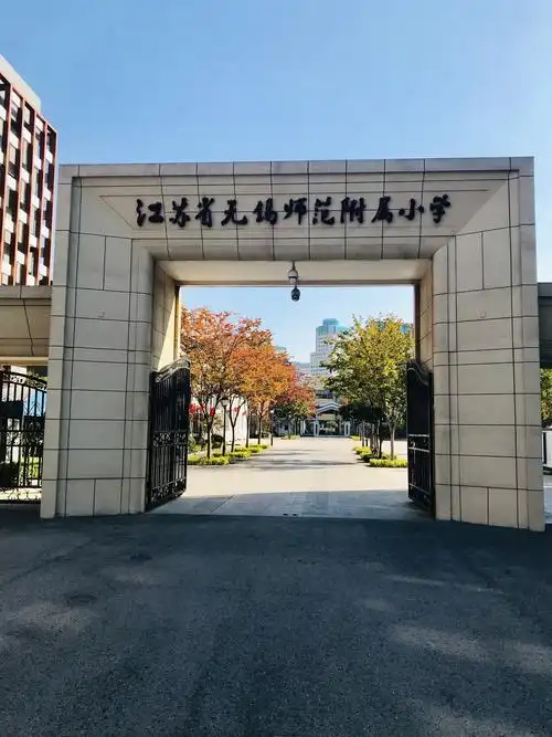 参观童年的母校 写美篇前排:张晨,周小英,姚梅珍,谈芸,高惠英老师,邓