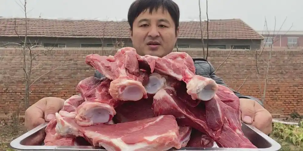 150元买了15斤猪胫骨骨头小肉很多一家人吃的美美哒真过瘾