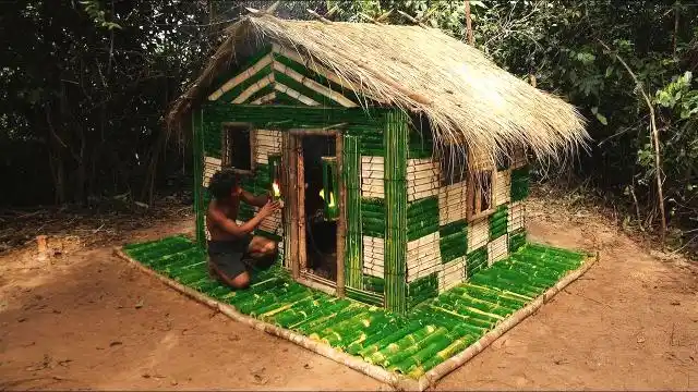 用竹子搭建林中小屋农村小伙睡在里面实在太凉爽了