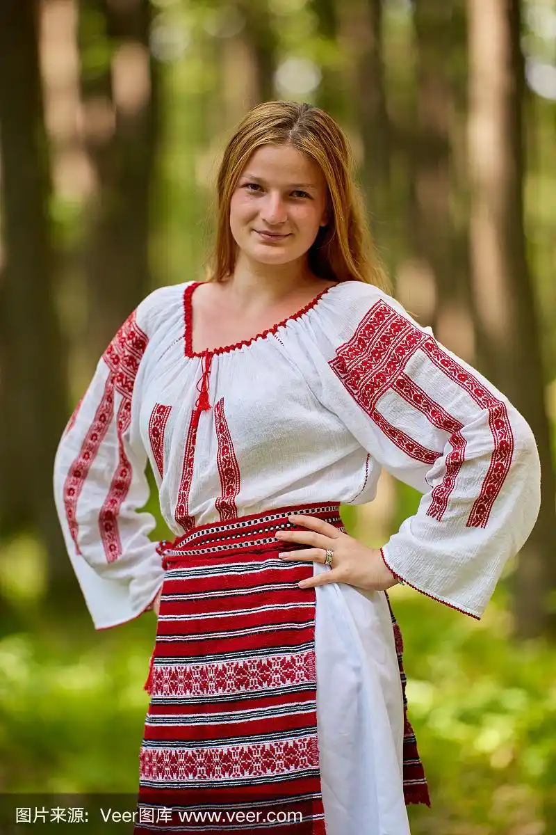 穿着传统罗马尼亚服装的女孩