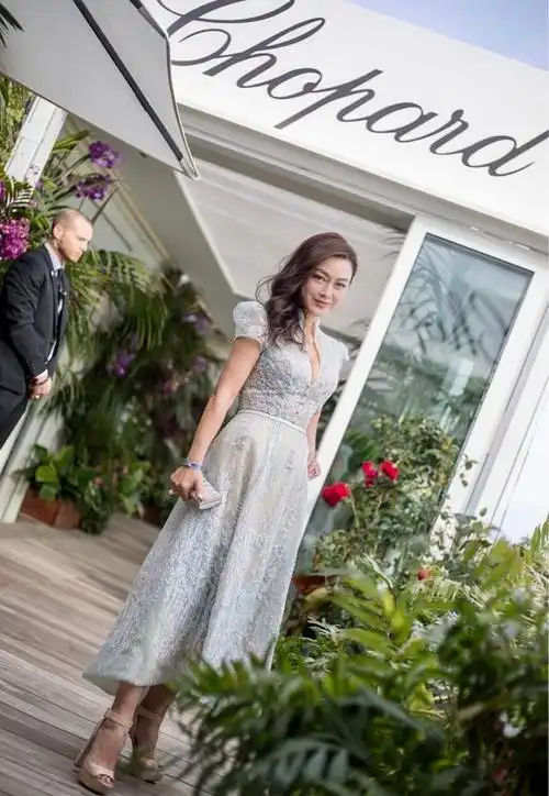 詹小楠自然老去不装嫩,44岁穿刺绣蕾丝裙亮相,葫芦形身材太美了|詹小