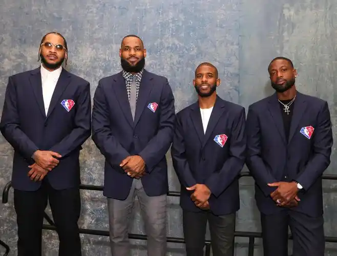 nba官推晒詹姆斯保罗甜瓜韦德纪念合照_nba四位历史75大球星的纪念