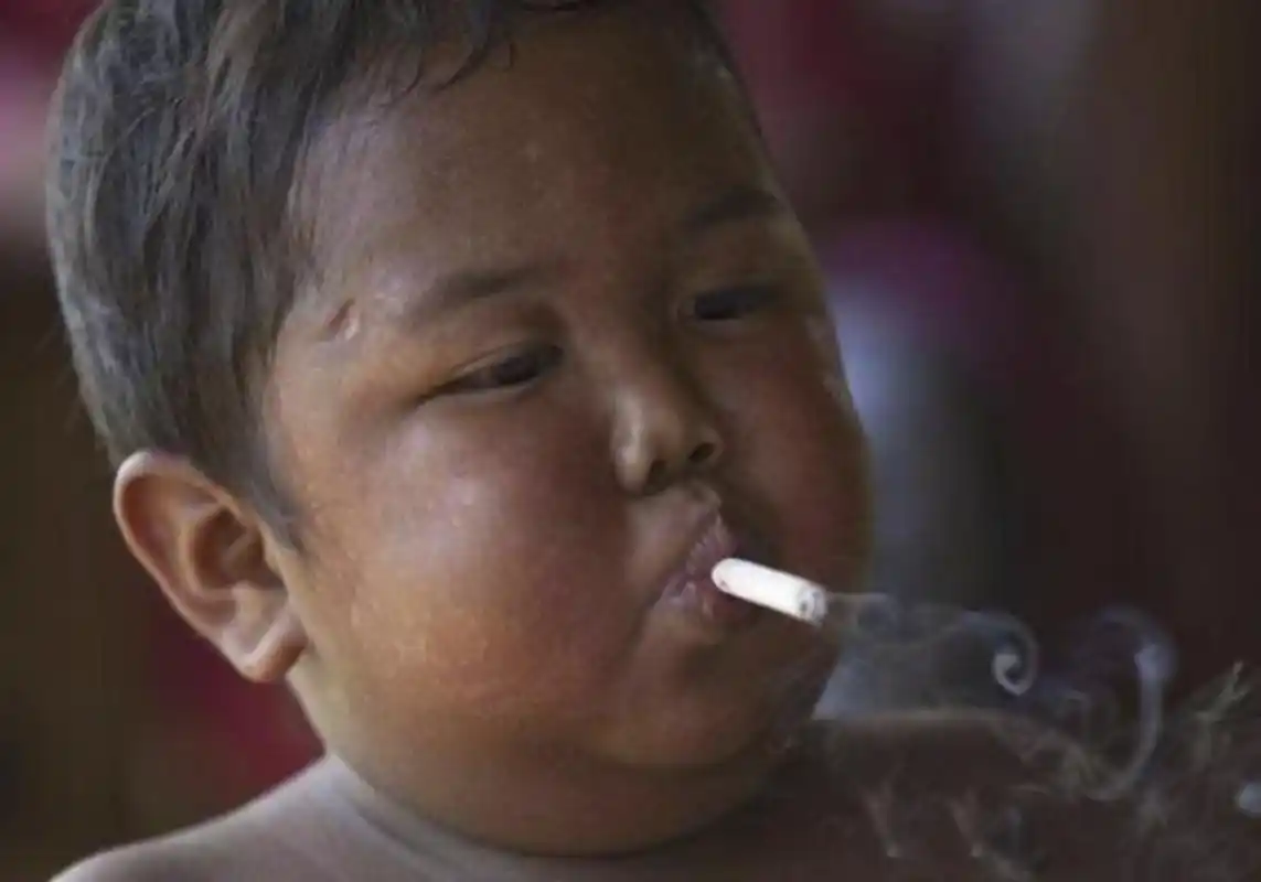 还记得那个烟不离嘴的2岁男孩吗?现在长这样,逗娃劣习典型案例