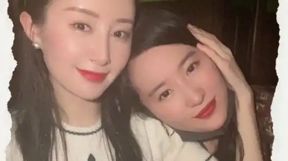 舒畅过去和闺蜜刘亦菲合影,每张照片里都是自己.
