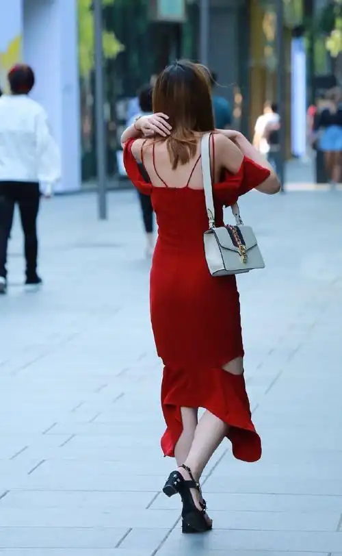 身穿红色吊带连衣裙的美女,倩丽的背影很迷人,最后一张侧影将告诉你