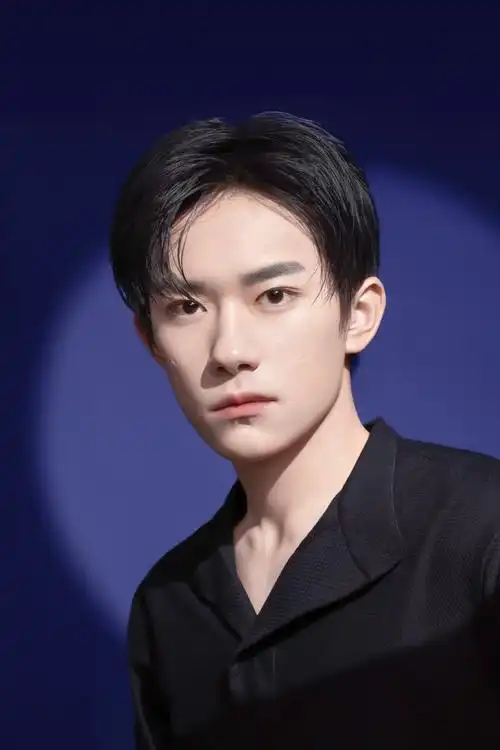 易烊千玺 阿玛尼彩妆代言人 宣传海报