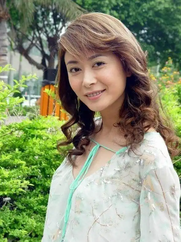 艾晓琪出生于安徽芜湖,毕业于上海戏剧学院附属戏剧学校.