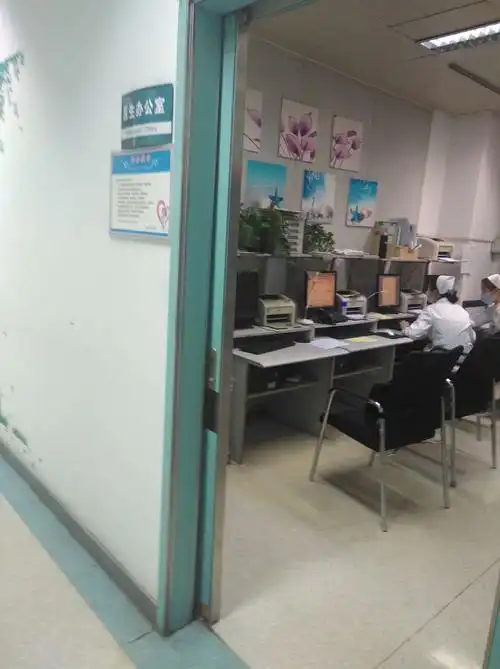 医护办公室大夫在监控病人