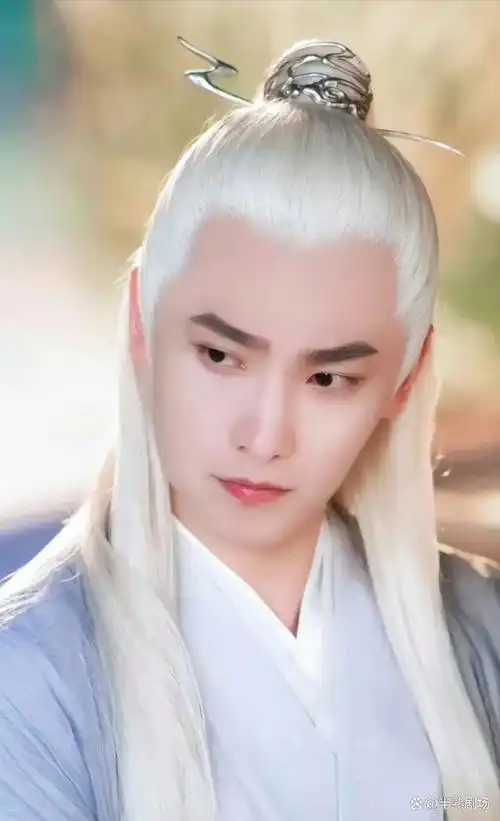 白发古装男神#一出场即惊艳,檀健次的相柳就是其中一位.