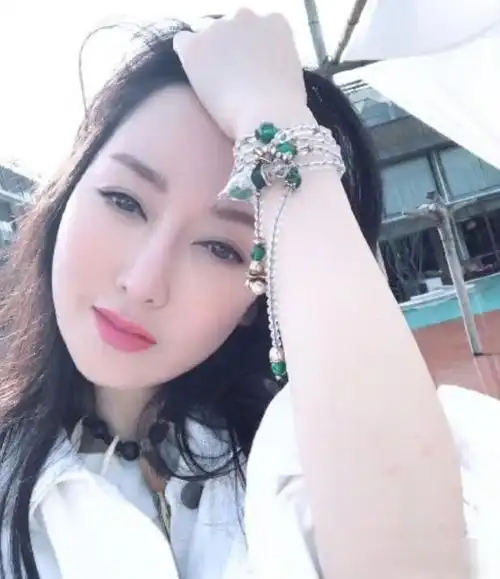 萨顶顶的素颜长什么样?卸妆后巫婆变女神,网友直呼不化妆早火了|妆容_