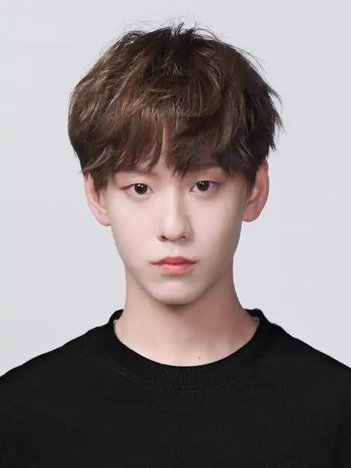 回应: 有什么帅哥证件照能让我瞅瞅吗