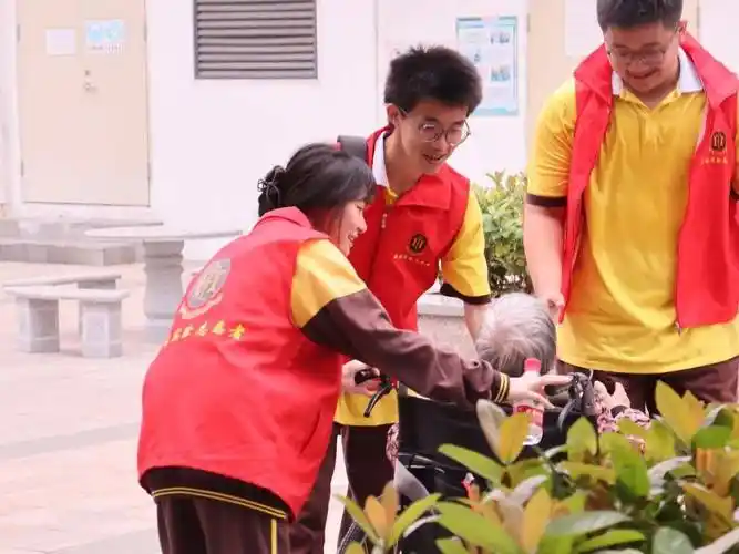 并表示,这次活动,充分培养了中学生"敬老·爱老"的观念,让同学们懂得