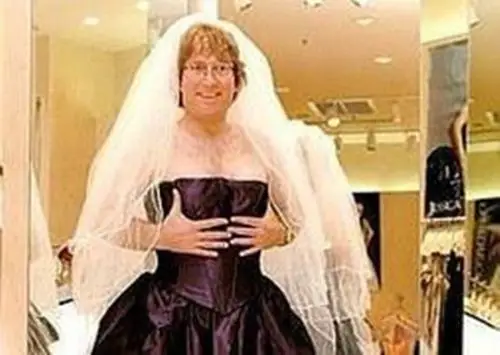 戏言当真:为10万美元赌约 加拿大男子隆胸20年