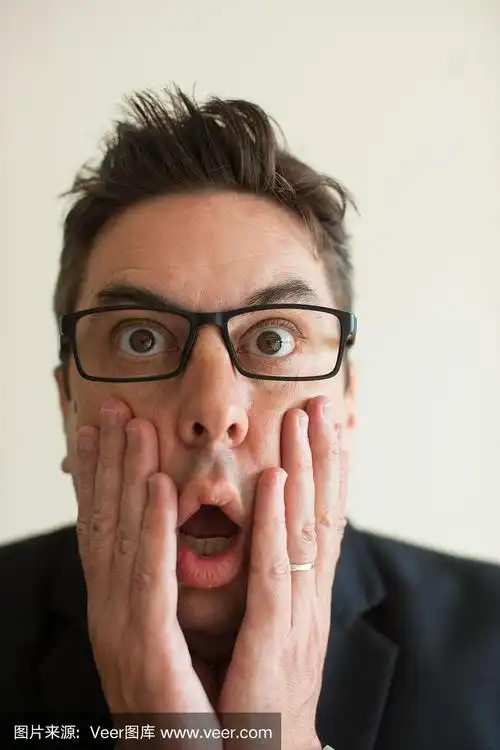 一脸惊讶或惊恐的商人